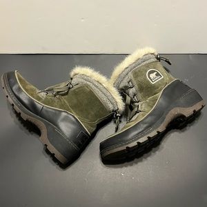 Sorel boots size 8.5. Green suede with cream fur inside.